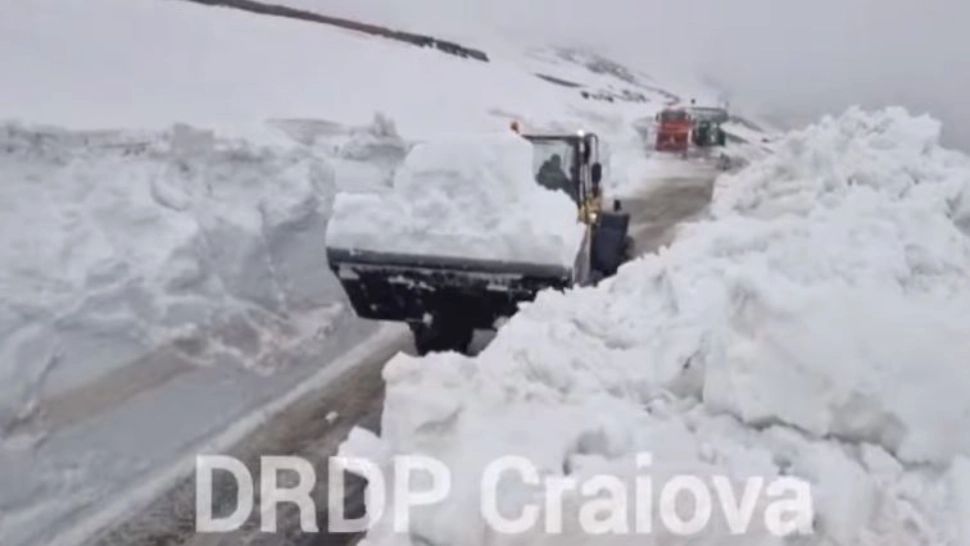 Zăpadă de 3 metri - Drumarii intervin cu utilajele după episodul de vreme rea