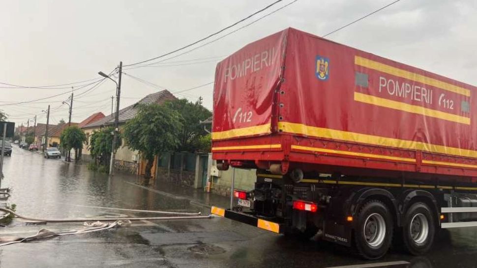 Gospodării inundate în Sibiu - 25 de intervenții ale pompierilor pentru scoaterea apei