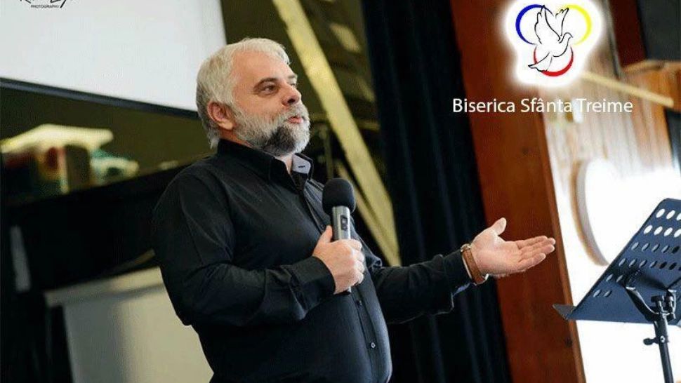 Un pastor se laudă în online că a strâns de gât o copilă de 12 ani, ca să-i dea o lecție. "I-am zis: Ești moartă!" - gestul care l-a scos din minți