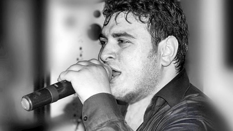 Un cunoscut manelist, bătut la o nuntă din Călărași! Instrumentele muzicale ale cântărețului, distruse - Motivul este halucinant