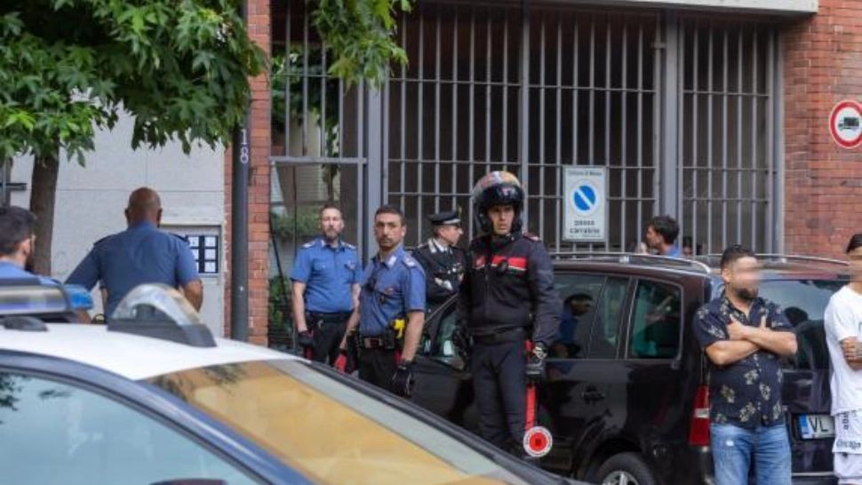 Bătaie de zile mari în Milano, cu 60 de români implicați. Motivul pentru care compatrioții și-au împărțit pumni, bâte și răngi. FOTO 