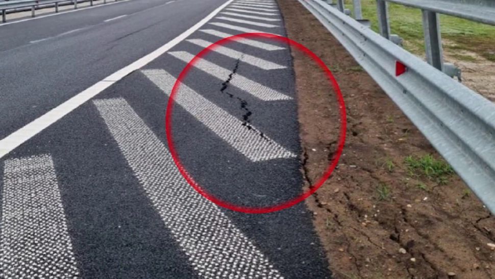 Fisuri majore și gropi în asfalt. Autostradă cu probleme grave, la nici 3 ani de la inaugurare - FOTO