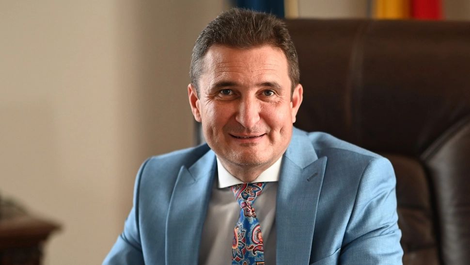 Gafă uriașă la concertul trupei Cargo din Arad - Primarul Călin Bibarț, huiduit după ce i-a confundat numele cu al firmei de curierat Cargus  