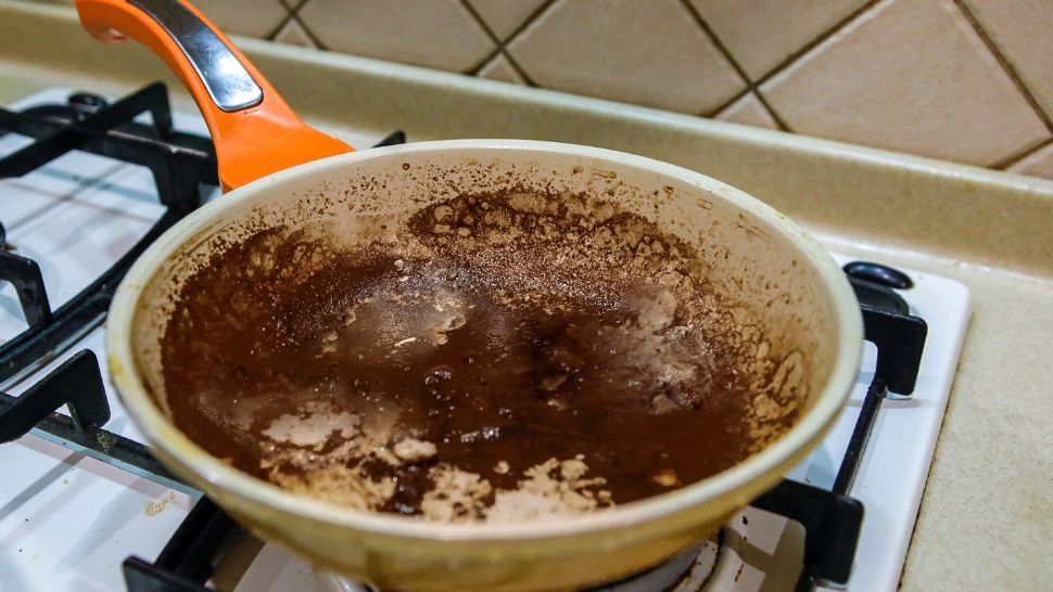 Trucul simplu prin care poți să scapi de arsura de pe tigăi. Ingredientele la îndemână care te scutesc de întreaga corvoadă