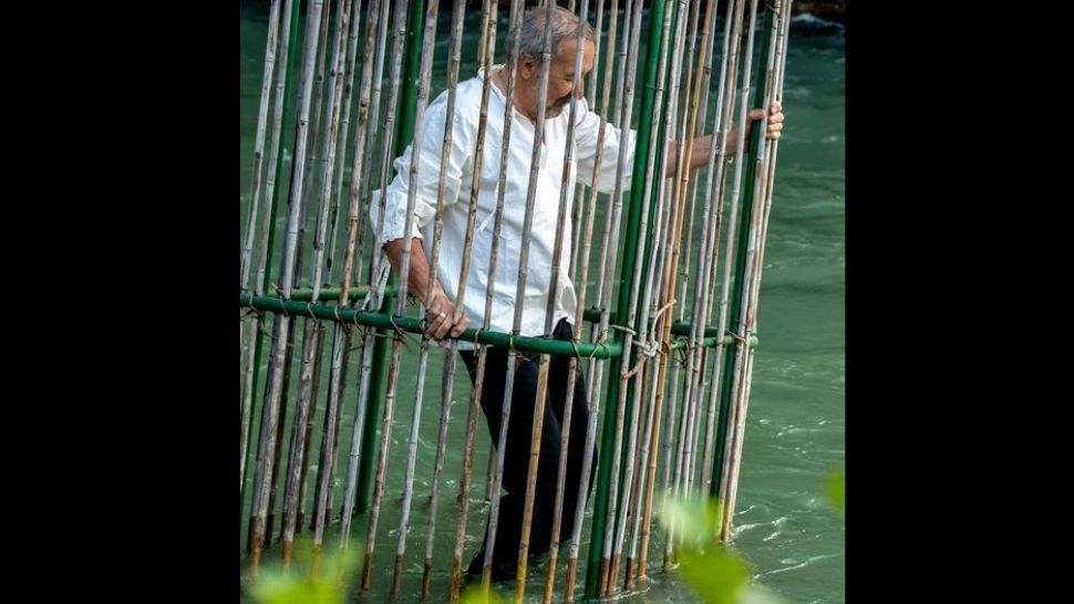 Orașul unde politicienii sunt băgați în cuști și scufundați în râu. Se află în Europa. VIDEO