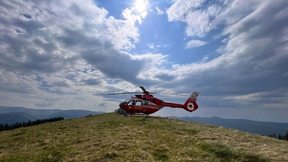 Turist străin, recuperat cu ajutorul unui elicopter după ce a fost surprins de o viitură în Munţii Baiului - FOTO