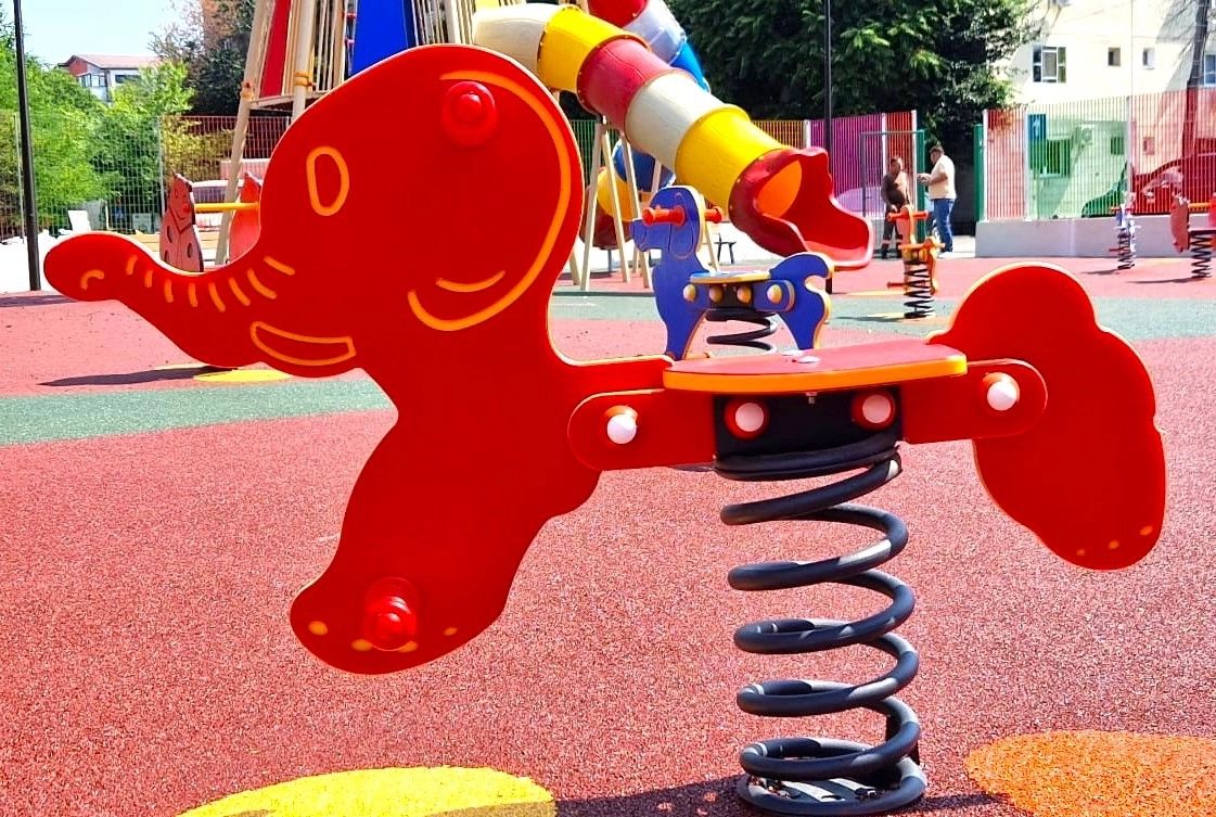 O fetiță, transportată de urgență la spital după ce s-a electrocutat în timp ce se juca într-un parc din Capitală. Poliția a deschis dosar penal