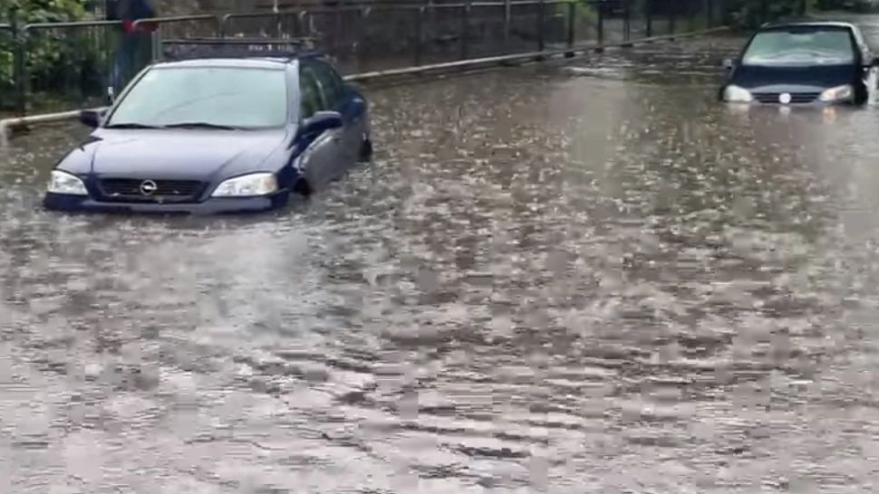 POTOP după Codul roșu de ploi torențiale: Străzi și mașini blocate la Timișoara și un spital inundat - Imaginile prăpădului