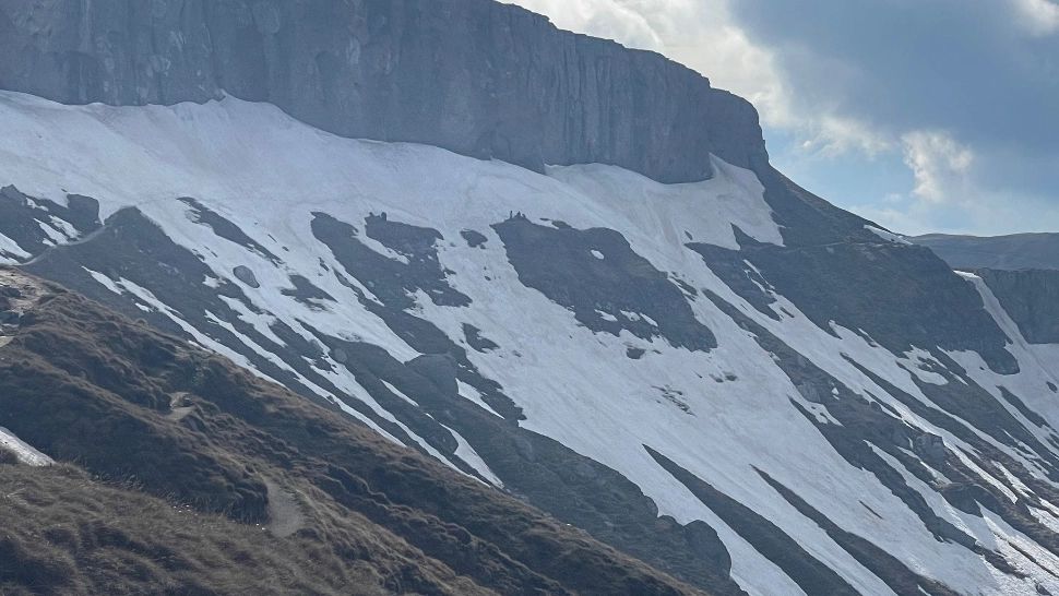 Turiști blocați pe munte, într-o zonă extrem de periculoasă! Misiune de salvare contracronometru