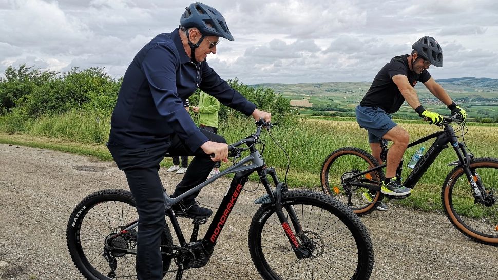 Mircea Geoană, imagini inedite pe bicicletă pe traseul montan Via Transilvanica. Adjunctul NATO a vizitat și baza aeriană de la Câmpia Turzii - FOTO 