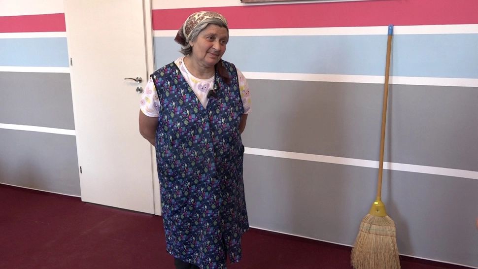 Bucuria unei mame care nu s-a lăsat învinsă de greutățile vieții: fiul femeii de serviciu a ajuns directorul școlii - VIDEO