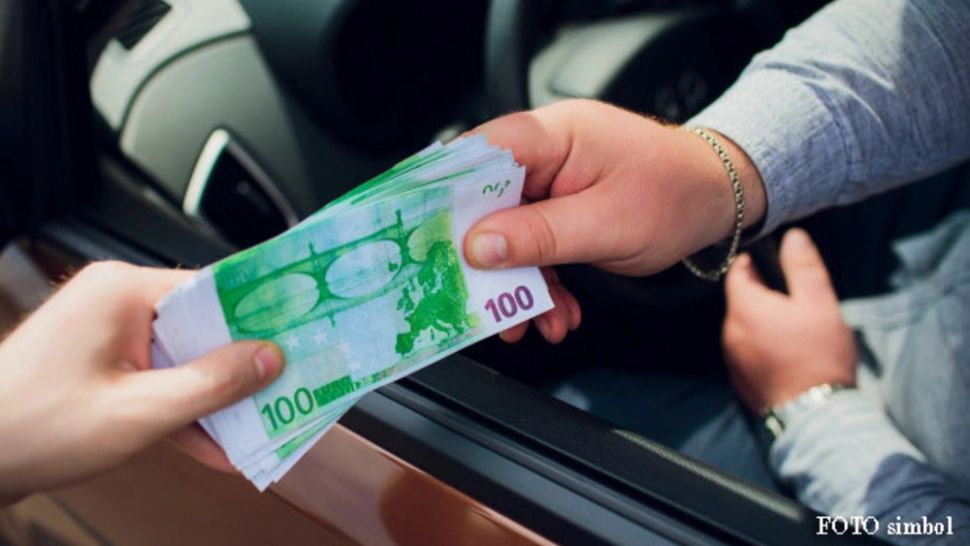 Șofer prins în flagrant în timp ce oferea BANI poliţiştilor care l-au oprit în trafic. Cu ce SUME a încercat "să le închidă gura"