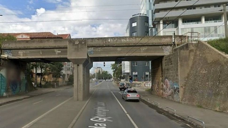 Bărbat, transportat la spital după s-a aruncat de pe un pasaj și a căzut pe o mașină aflată în trafic! Val de tentative de suicid la Timișoara