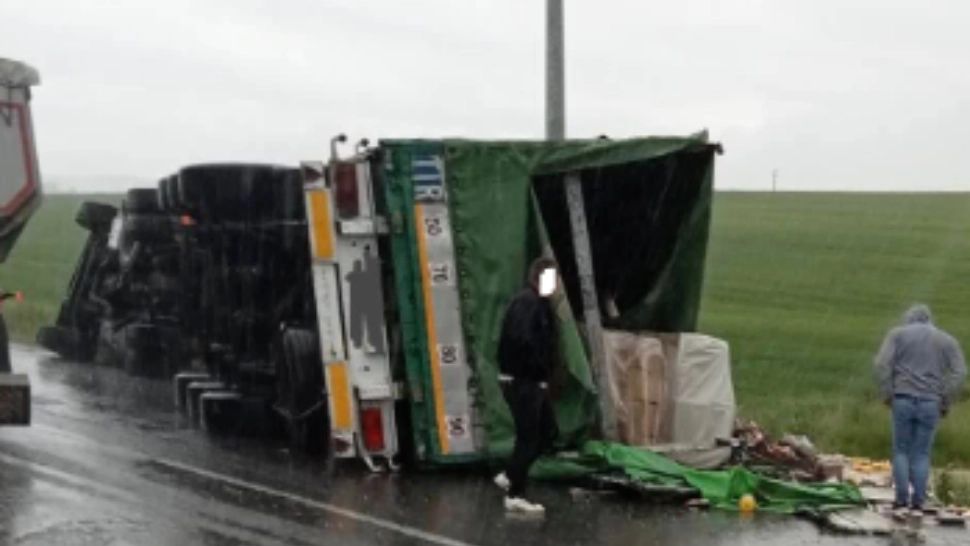 Accident violent în Cluj, pe E60: TIR răsturnat lângă Leghia - Șoferul a murit după ce a rămas încarcerat - FOTO&VIDEO