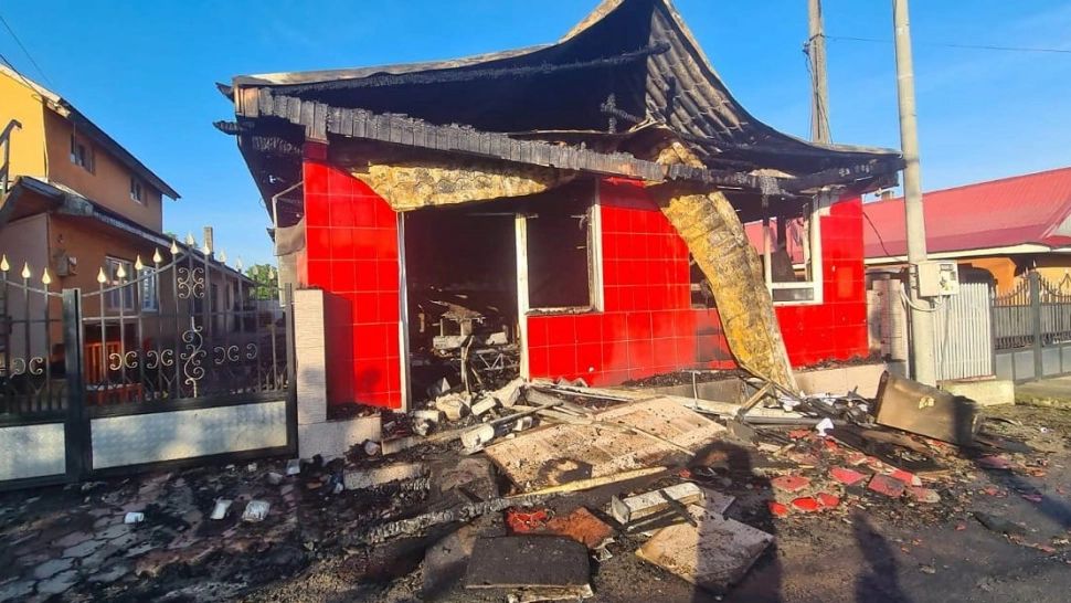 Atac MAFIOT în Galați - Scene șocante: Un bărbat mascat a incendiat o mașină și o locuință. Proprietarul, rănit - Poliția a intrat pe fir