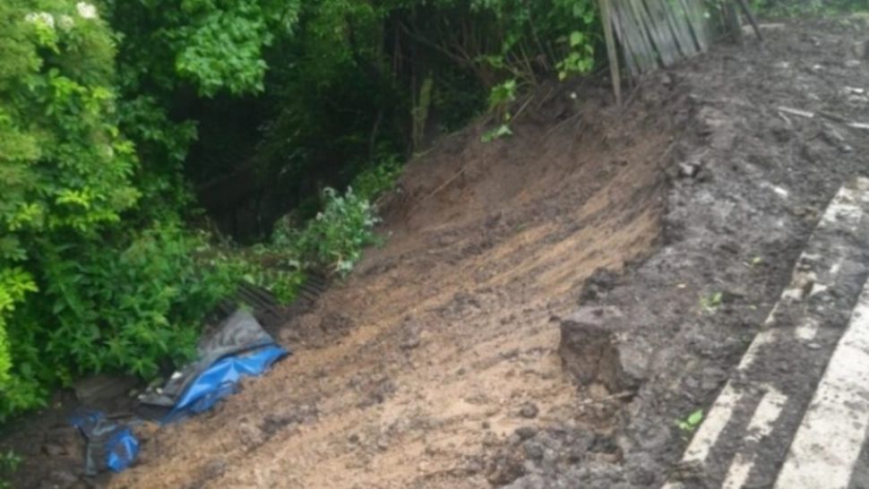 Alunecare de teren în Râmnicu Vâlcea, lângă o zonă cu circulaţie pietonală. Intervin pompieri, poliţia locală şi angajaţii primăriei