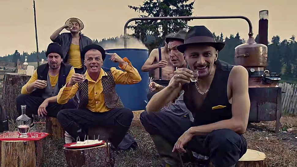 Pericolul din ȚUICĂ. De ce nu trebuie băute primele picături de la cazan?