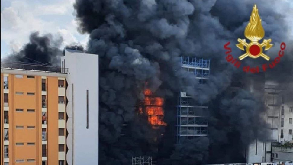  Incendiu de proporții la Roma, soldat cu un mort şi 15 răniţi! 100 de persoane au fost evacuate - FOTO