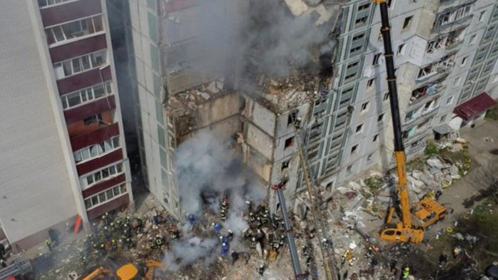 Imagini șocante din timpul bombardării rușilor în centrul Ucrainei: Momentul în care un magazin plin cu oameni e lovit de o rachetă