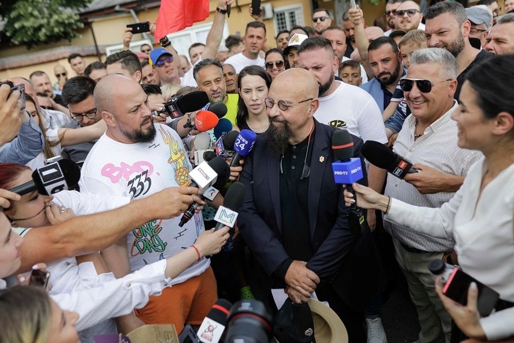 Șocant! Piedone și-a luat stradă și face legea pe ea. Ambulanță chemată la poartă ca să sperie echipa Realitatea Plus - VIDEO