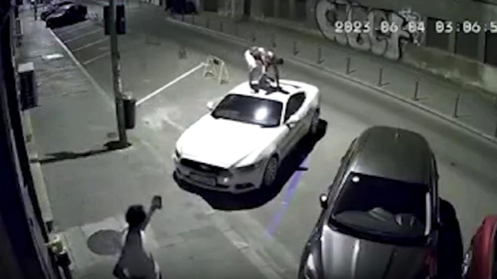 Bolid vandalizat lângă sediul Poliției! Imaginile au devenit virale - FOTO&VIDEO