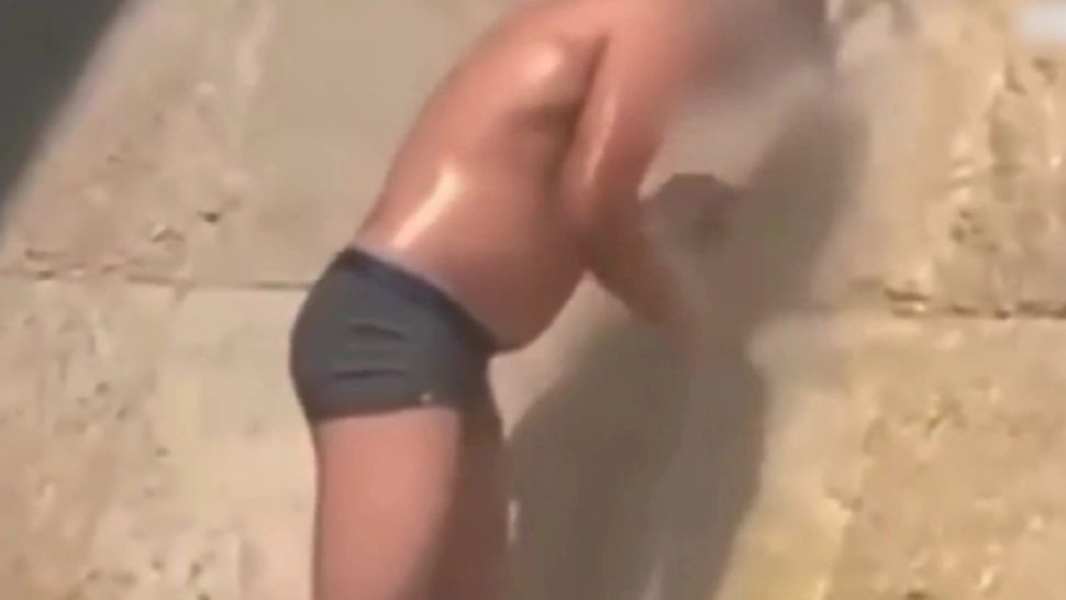Bărbat filmat în timp ce făcea baie în fântâna arteziană de la Vatican! Scene revoltătoare