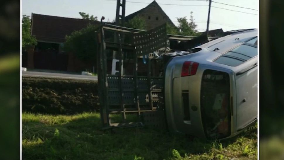 Microbuz cu pasageri, implicat într-un accident în Timiș! Trei răniți, printre care și un copil de 3 ani