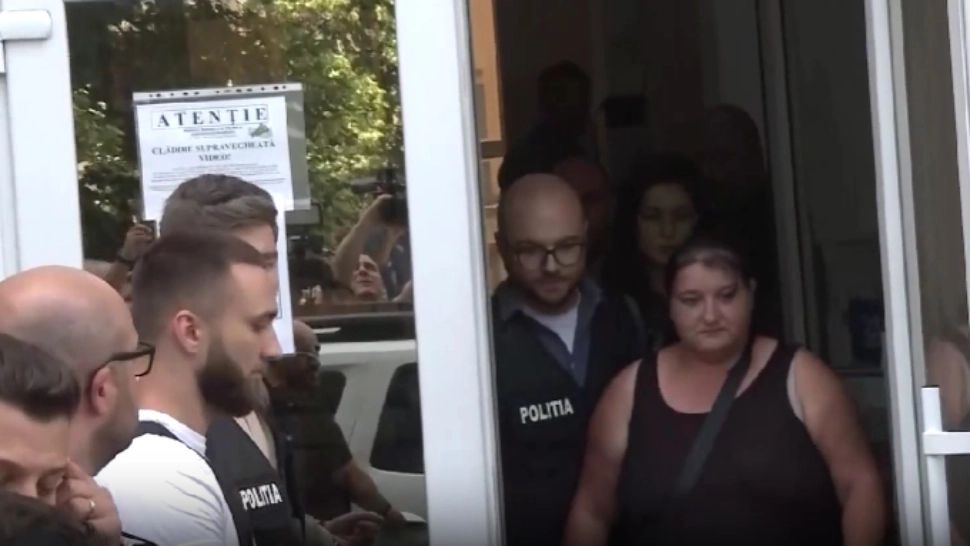 Mama fetei ucise și ascunse în lada de la canapea, în libertate după 12 ore de audieri! Ce declarații uluitoare a făcut femeia