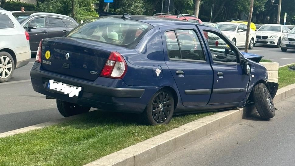 Val de incidente rutiere în weekend, în Sectorul 4. Traficul, repus în funcțiune cu intervenția Poliției Locale și a lucrătorilor "Totul Verde" - FOTO