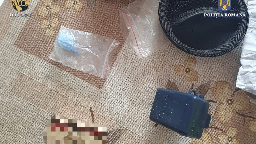 Descinderi la traficanții de droguri. Ce au găsit anchetatorii la percheziţii