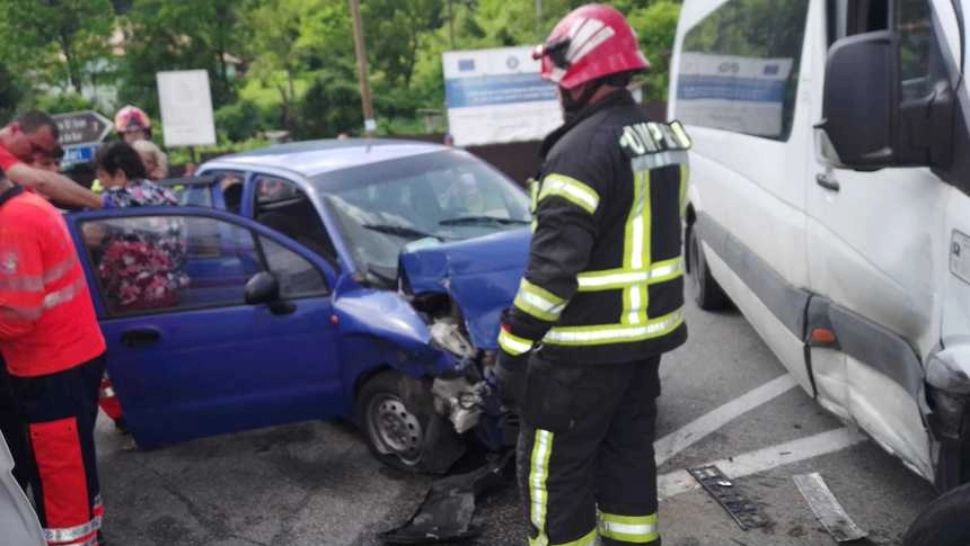 Accident teribil în Râmnicu Vâlcea - Zece victime după ce un microbuz și un autoturism s-au ciocnit