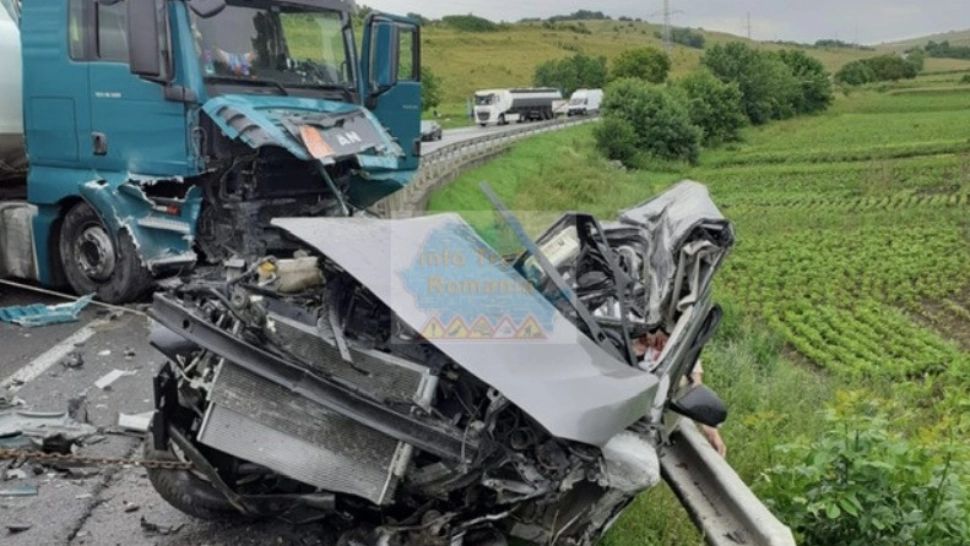 Impact violent între o mașină și o cisternă: 2 morți, șoț și soție, ambii POLIȚIȘTI. Autovehiculele, distruse complet