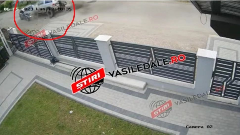 Copil rănit, după ce tatăl s-a urcat cu mașina pe autoturismul condus de mamă. Cei doi sunt în proces de divorț - VIDEO șocant