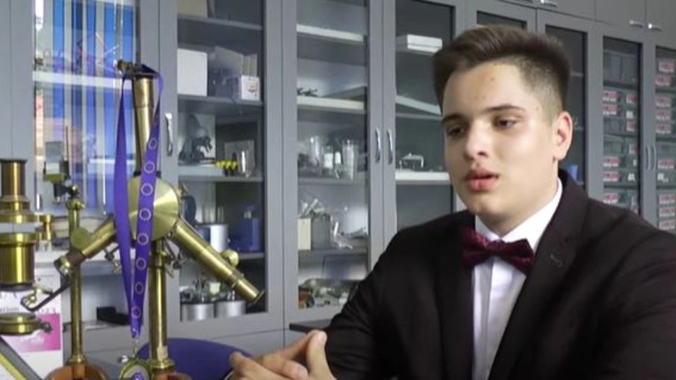 Un adolescent român a creat un generator cât o doză de suc care poate produce timp de un secol curent electric pentru un întreg cartier