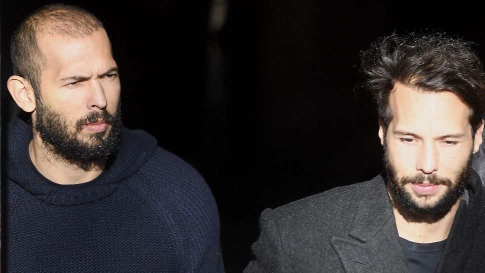 Vila fraților Tate, păzită de mascați contra cost. Suma încasată de foștii polițiști angajați acum ca paznici sau șoferi personali