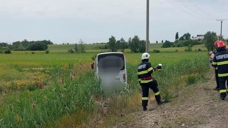 Mașină spulberată de un autocar, pe DN 85, în Adjud. Șase oameni sunt răniți