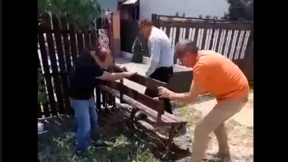 Scandal într-o comună din Argeș. Primarul s-a apucat să taie băncile de la porțile oamenilor