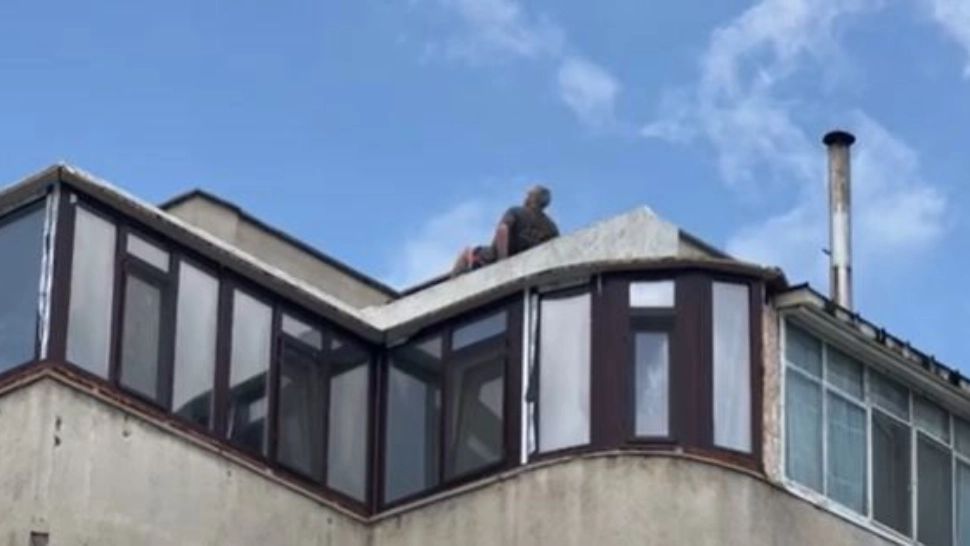 Un bărbat care făcea plajă pe un bloc din Bârlad i-a alarmat pe vecinii care credeau că vrea să se arunce - Oamenii au sunat la 112 - VIDEO