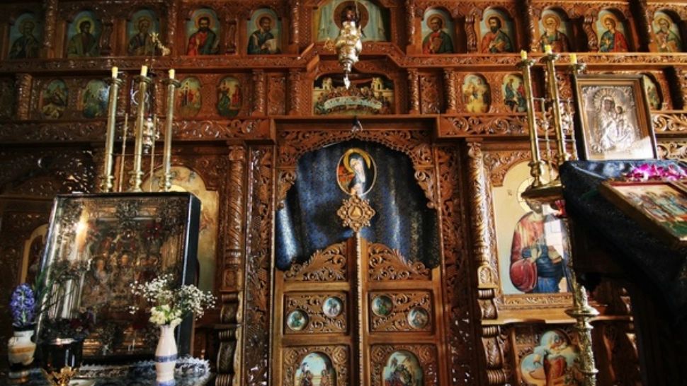 Noi detalii în cazul dascălului înjunghiat în timpul slujbei, la Buzău: bărbatul a fost transferat la un spital din Capitală