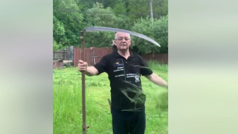 Emil Boc se filmează cum muncește de zor ca să cosească iarba din curte. VIDEO cu edilul decis să impresioneze cu calitățile de gospodar