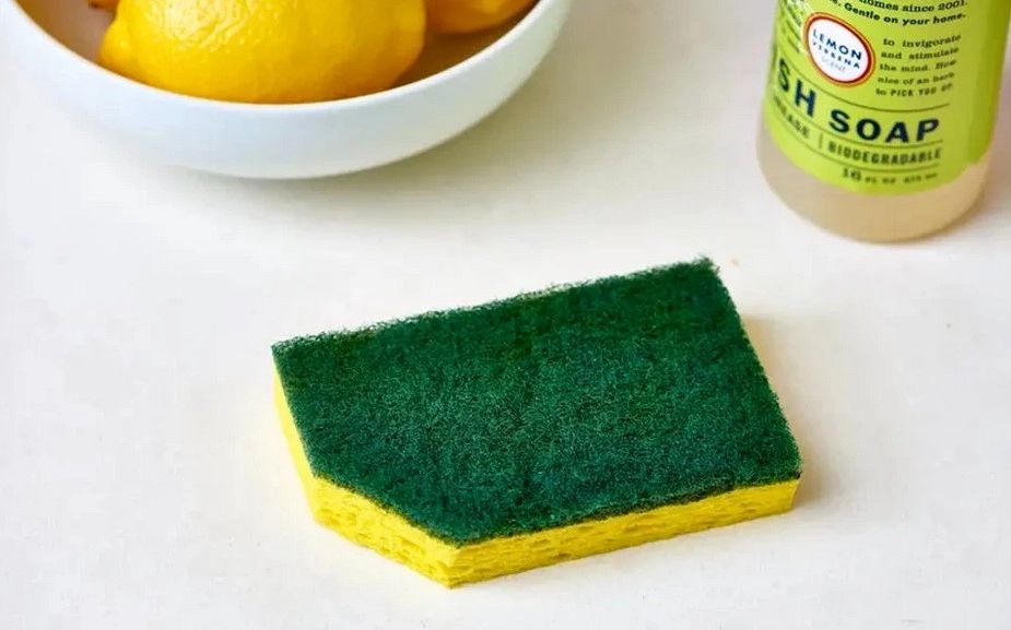 De ce trebuie să tai colțul de la buretele de vase. Trucul genial pe care trebuie să-l încerci