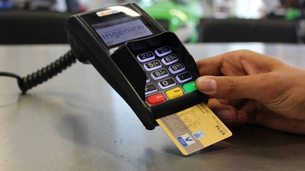 Femeie, cercetată pentru furt după ce a sustras cardul unei bătrâne pe care o ajuta în gospodărie şi a făcut zeci de cumpărături sau retrageri de la ATM