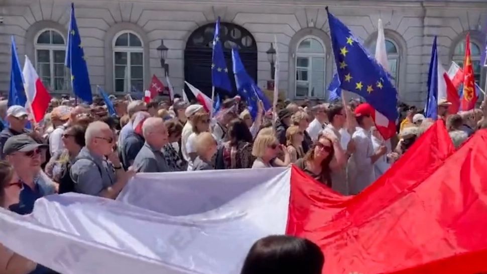 Protest fără precedent în Polonia! Jumătate de milion de oameni au ieşit în stradă din cauza prețurilor mari