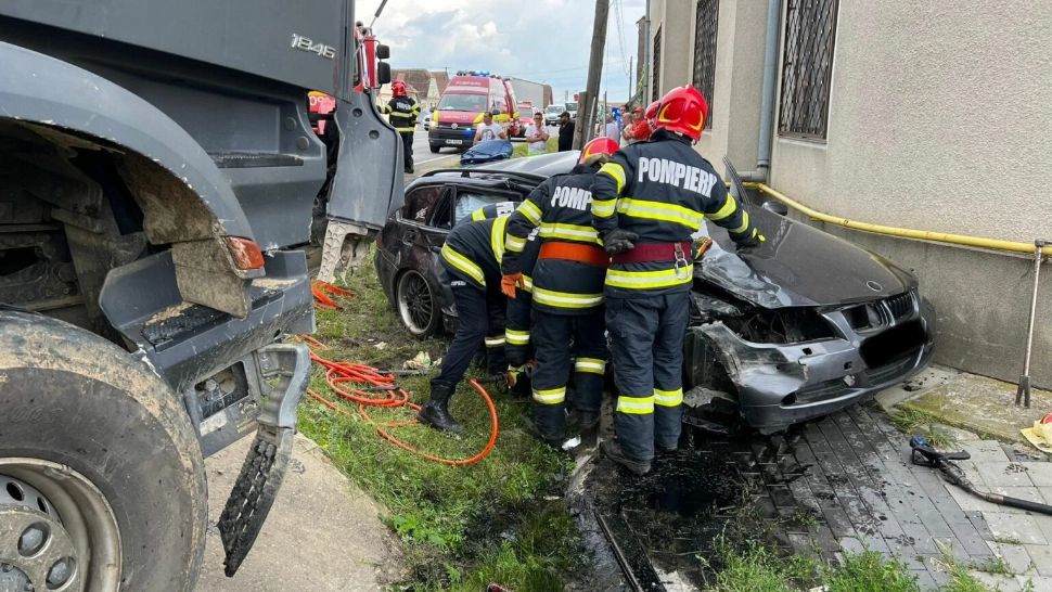 Trafic blocat pe DN1, între Sibiu și Brașov. Accident cu 3 victime, două au rămas încarcerate - FOTO