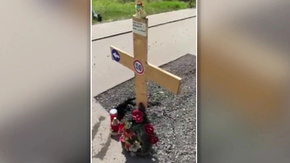 Cruci înfipte în mijlocul drumului în Alba! Ce au vrut localnicii să semnaleze prin acest gest