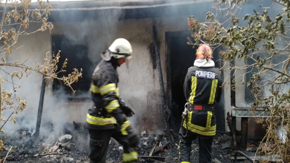 Un bărbat a murit, iar tatăl lui a ajuns la spital cu arsuri, după ce locuința le-a fost cuprinsă de flăcări. Focul, pus intenționat