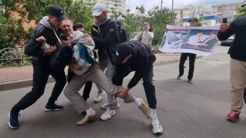 Politician ucrainean prorus, aruncat într-un tomberon și stropit cu urină - VIDEO