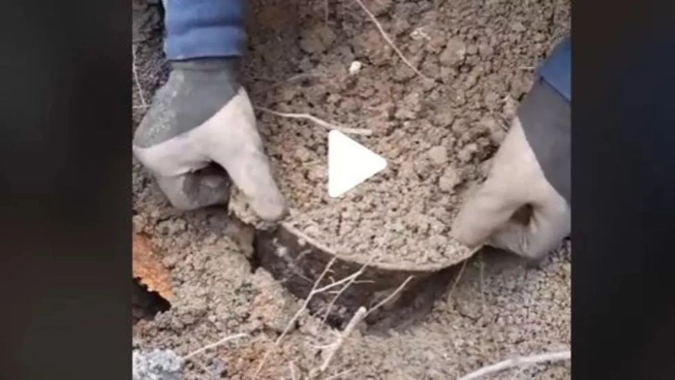 VIDEO – Ce a putut să găsească un român în pământ. Bărbatul refuză să spună în ce zonă este făcută filmarea