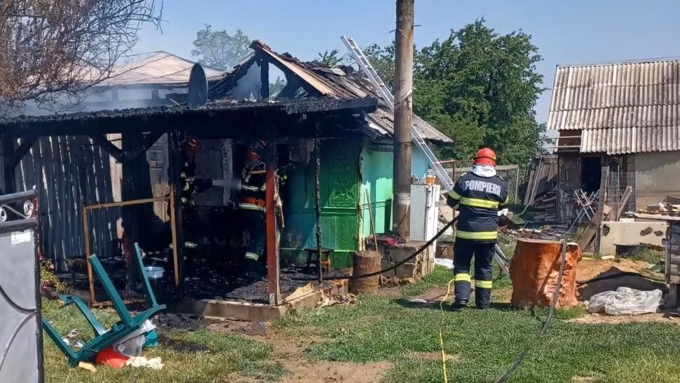 Casă cuprinsă de flăcări, în județul Suceava: o femeie a murit 