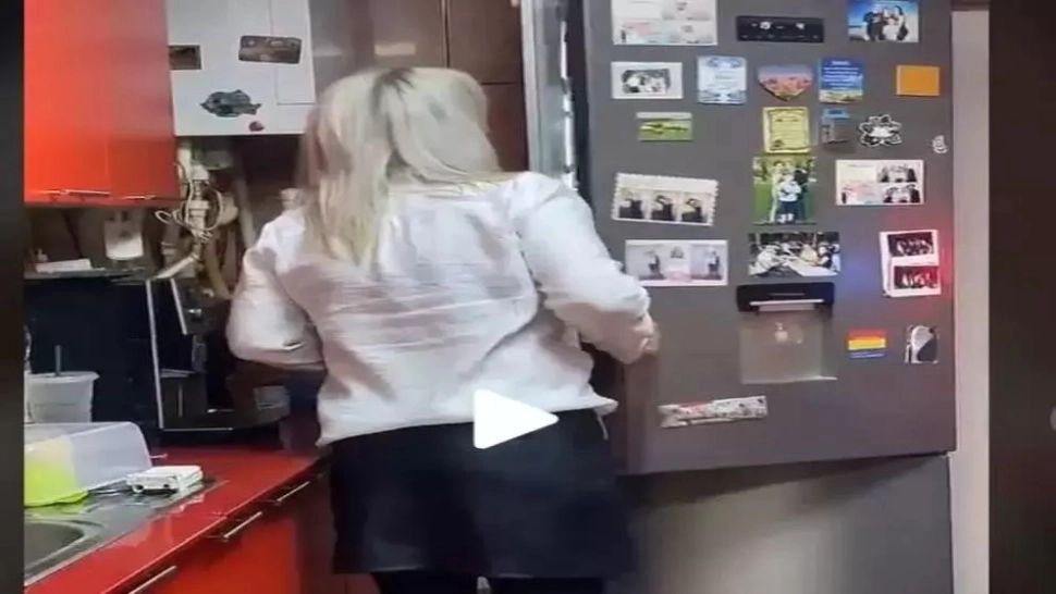 VIDEO – Cea mai tare farsă pe care un român i-a făcut-o soției - Ce se întâmplă atunci când deschide ușa la frigider - Totul a fost filmat